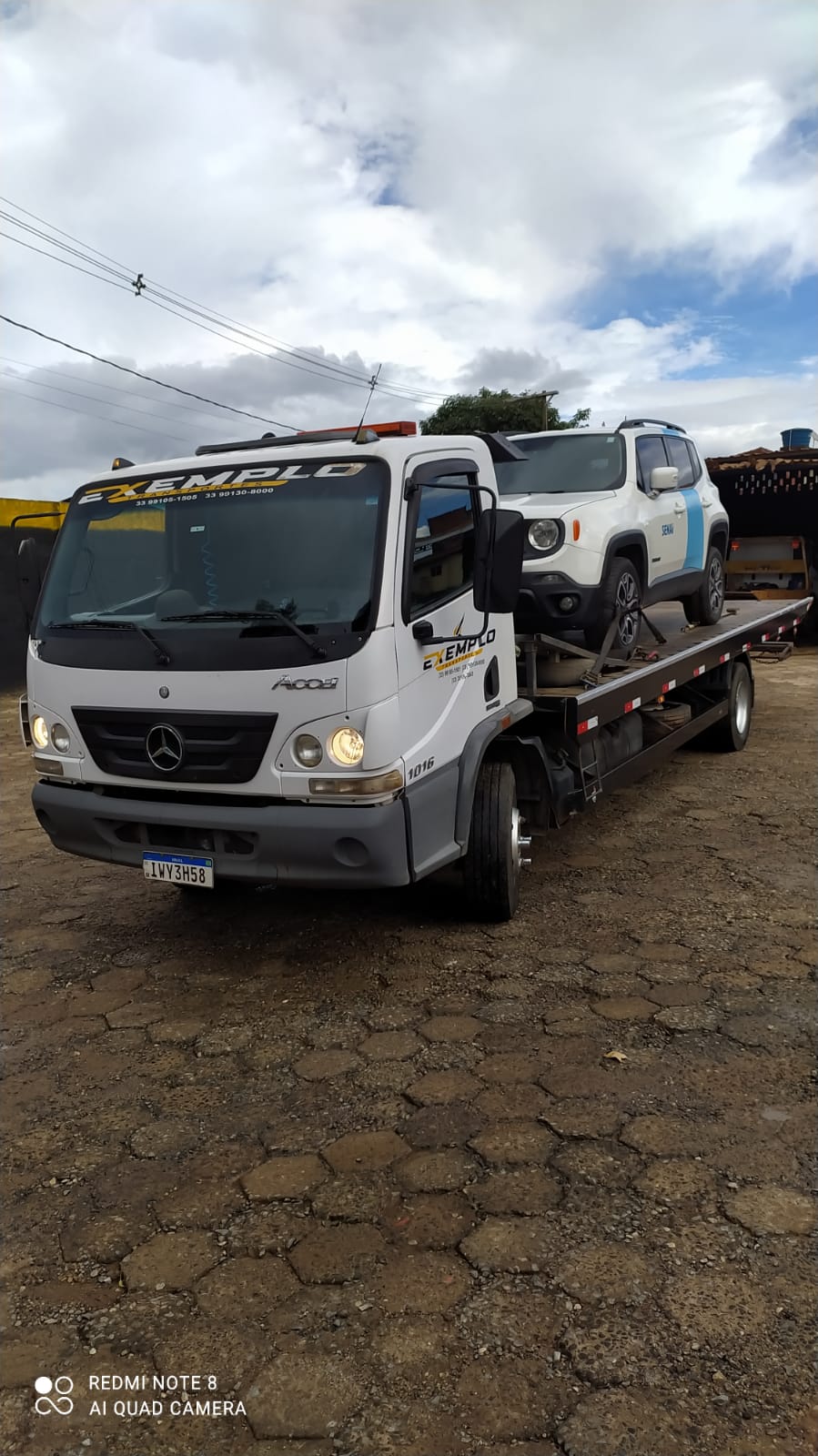Jeep transportado em caminhão plataforma da Exemplo Transportes
