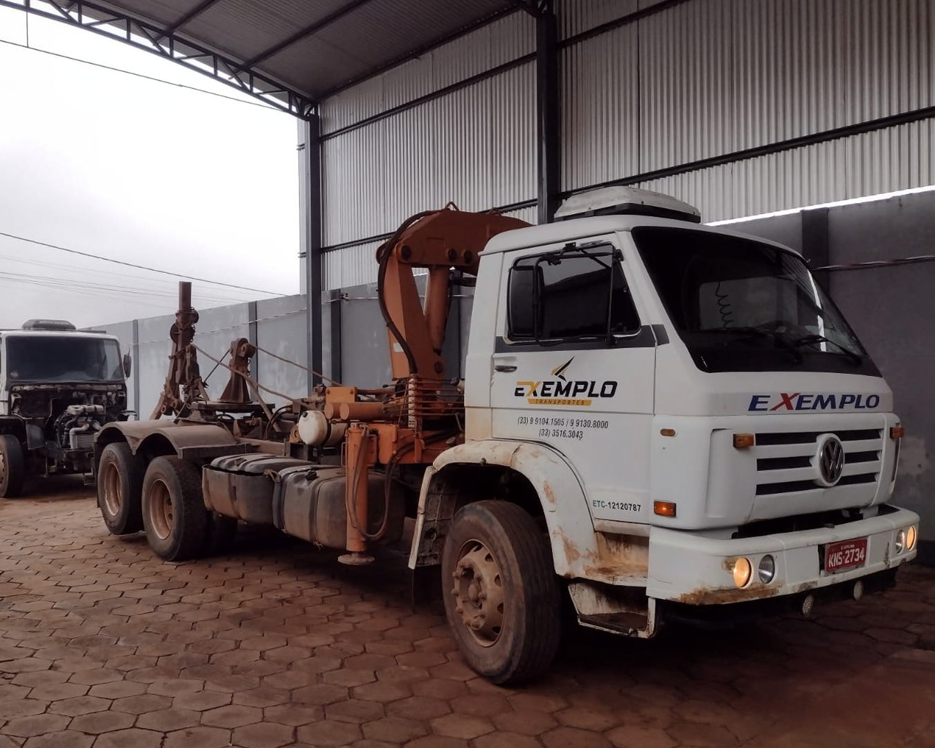 Caminhão da Exemplo Transportes preparado para serviço de remoção