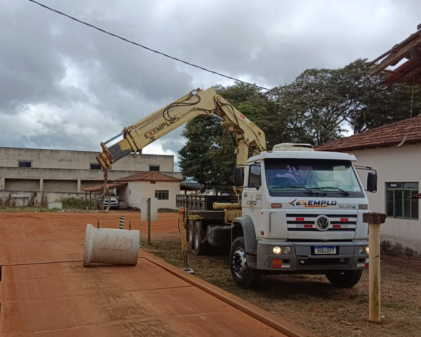 Caminhão Munck da Exemplo Transportes