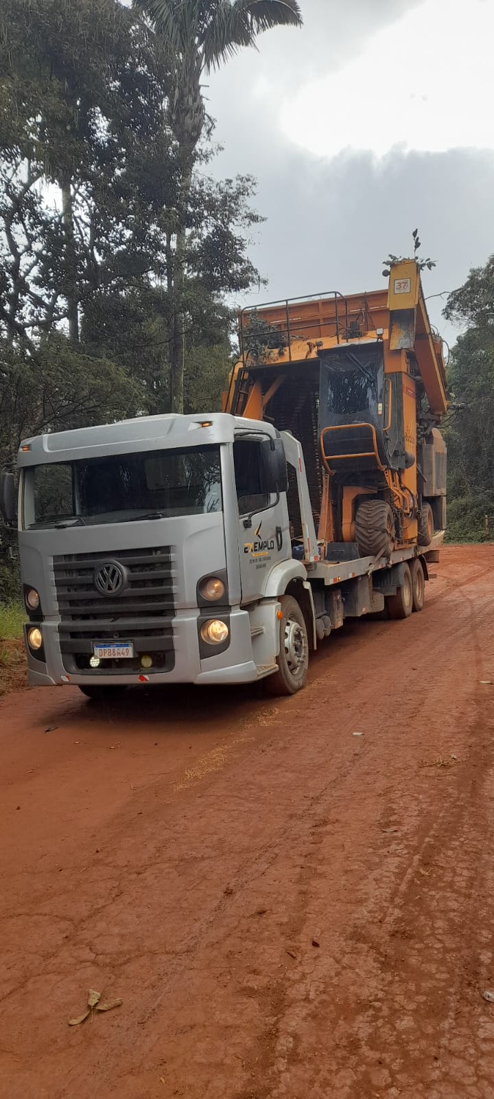 Máquina de grande porte transportada em caminhão plataforma da Exemplo Transportes