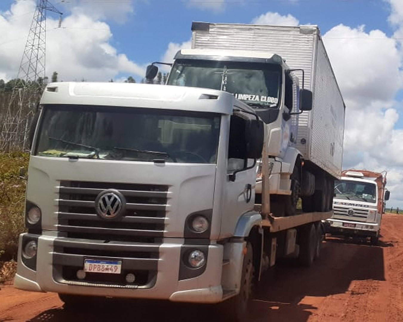 Caminhão transportado em veículo plataforma da Exemplo Transportes
