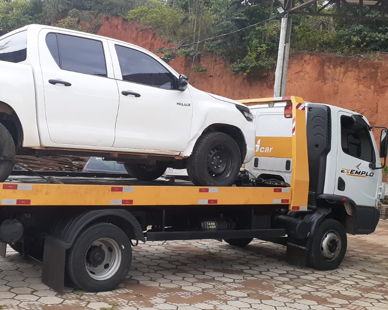Caminhonete transportada por caminhão plataforma da Exemplo Transportes
